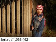 Девочка у забора в луче заходящего солнца. Стоковое фото, фотограф Никонор Дифотин / Фотобанк Лори