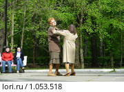 Люди танцуют на танцплощадке в Измайловском парке (2008 год). Редакционное фото, фотограф lana1501 / Фотобанк Лори