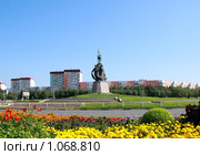 Памятник основателям города Сургута. Ханты-Мансийский автономный округ, Сургут, кольцевая развязка проспект Ленина - улица Островского (2009 год). Редакционное фото, фотограф Григорий Писоцкий / Фотобанк Лори