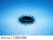 Падение капли воды. Стоковое фото, фотограф Константин Тавров / Фотобанк Лори