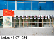 Портреты Сталина и советских маршалов на коммунистическом митинге в честь Дня Победы 9-го мая, г. Оренбург (2009 год). Редакционное фото, фотограф Вадим Орлов / Фотобанк Лори