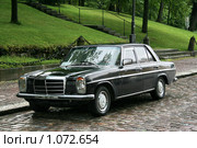 Городской пейзаж. Старый автомобиль Мерседес  (г. Турку. Финляндия) (2009 год). Редакционное фото, фотограф Александр Секретарев / Фотобанк Лори