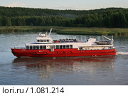 Пароход у порта Турку (Финляндия) (2009 год). Редакционное фото, фотограф Александр Секретарев / Фотобанк Лори
