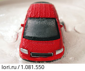 Игрушечный автомобиль замерзший во льду. Кризис автопрома. Стоковое фото, фотограф Тарановский Д. / Фотобанк Лори
