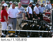 День поля. Люди рассматривают сельхозорудия фирмы Case (2009 год). Редакционное фото, фотограф Виктор Филиппович Погонцев / Фотобанк Лори