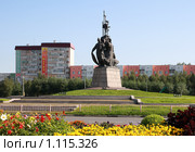 Памятник основателям города Сургут. Ханты-Мансийский автономный округ, город Сургут (2009 год). Редакционное фото, фотограф Григорий Писоцкий / Фотобанк Лори