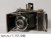 Старый раритетный фотоаппарат Compur на сером фоне (2009 год). Редакционное фото, фотограф Мария Ковалёва / Фотобанк Лори