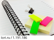Органайзер, разноцветные post-it для записей и зажим для бумаг. Стоковое фото, фотограф Анастасия Золотницкая / Фотобанк Лори