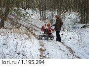 Прогулка с ребенком в лесу (2009 год). Редакционное фото, фотограф Денис Шароватов / Фотобанк Лори