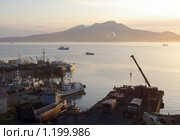 Морской порт в Южно-Курильске вечером. Курилы, остров Кунашир (2006 год). Редакционное фото, фотограф RedTC / Фотобанк Лори