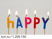 Горящие свечи, составляющие английское слово "Happy" Стоковое фото, фотограф Elnur / Фотобанк Лори