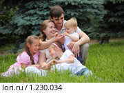 Семья с тремя детьми на природе. Стоковое фото, фотограф Losevsky Pavel / Фотобанк Лори