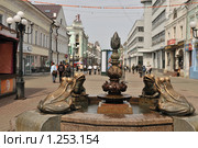 Фонтан с лягушками на улице Баумана в Казани (2009 год). Редакционное фото, фотограф Денис Ларкин / Фотобанк Лори
