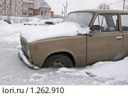 Автомобиль "Жигули" замерз во льду (2006 год). Редакционное фото, фотограф Виктор Савушкин / Фотобанк Лори