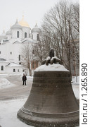 Колокол и Софийский собор в великом Новгороде (2009 год). Редакционное фото, фотограф Ярослава Синицына / Фотобанк Лори