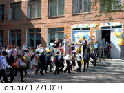 День знаний. Дети идут на урок (2009 год). Редакционное фото, фотограф Александр Подшивалов / Фотобанк Лори