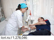 Переливание крови. Врач подключает пациента к аппарату "Искусственная почка". (2009 год). Редакционное фото, фотограф Александр Легкий / Фотобанк Лори