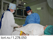 Хирурги делают полостную операцию (2009 год). Редакционное фото, фотограф Александр Легкий / Фотобанк Лори