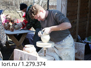 Гончар за работой (2009 год). Редакционное фото, фотограф Ирина Золина / Фотобанк Лори