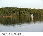 Яхта вдалеке. Стоковое фото, фотограф Дмитрий / Фотобанк Лори
