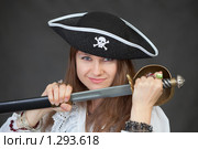 Портрет девушки в костюме пиратки. Стоковое фото, фотограф pzAxe / Фотобанк Лори