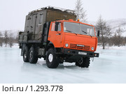 Камаз провалился колесом в лед (2009 год). Редакционное фото, фотограф Алена Потапова / Фотобанк Лори