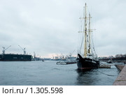 Учебный парусник Юный балтиец у причала на Неве. Санкт-Петербург (2009 год). Редакционное фото, фотограф Александр Щепин / Фотобанк Лори