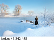 Женщина смотрит на замерзшую реку. Стоковое фото, фотограф Владимир Блинов / Фотобанк Лори