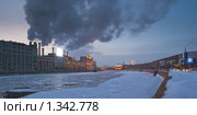 Вид на здание Мосэнерго и Москву-реку, Москва, зимний вечер (2010 год). Редакционное фото, фотограф Давид Мзареулян / Фотобанк Лори
