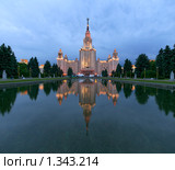 Главное здание МГУ вечером (2009 год). Стоковое фото, фотограф Павел Широков / Фотобанк Лори