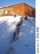 Дети катаются с ледяной горки (2010 год). Редакционное фото, фотограф Михаил Яковлев (ktynzq) / Фотобанк Лори
