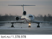 Лайнер Ту-154 рулит по заснеженному лётному полю (2009 год). Редакционное фото, фотограф Александр Тарасенков / Фотобанк Лори