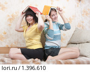 Две девушки с книжками на головах. Стоковое фото, фотограф Дарья Трофимова / Фотобанк Лори