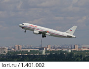 Airbus A-320 авиакомпании "Россия" вылетает из Пулкова. На заднем плане город Петербург (2008 год). Редакционное фото, фотограф Александр Тарасенков / Фотобанк Лори