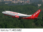 Boeing 737-700 авиакомпании Air Berlin вылетает из Пулково в Берлин. Вид с диспетчерской вышки (2009 год). Редакционное фото, фотограф Александр Тарасенков / Фотобанк Лори