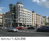 "Танцующий дом" в центре Праги (2009 год). Редакционное фото, фотограф Михаил Головкин / Фотобанк Лори