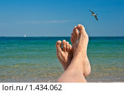 Ноги отдыхающей девушки на фоне моря и неба. Стоковое фото, фотограф Лидия Рыженко / Фотобанк Лори