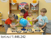 Дети рассматривают глобус (2009 год). Редакционное фото, фотограф Вячеслав Палес / Фотобанк Лори