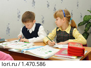 Мальчик и девочка проверяют написанное (2009 год). Редакционное фото, фотограф Вячеслав Палес / Фотобанк Лори