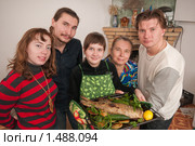 Семья приготовилась к ужину. Приглашаем отведать. Стоковое фото, фотограф Федор Королевский / Фотобанк Лори