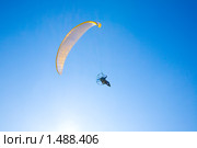 Желтый параплан в безоблачном синем небе. Стоковое фото, фотограф Андрей Лавренов / Фотобанк Лори