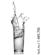 Всплеск воды в стеклянном стакане. Стоковое фото, фотограф Ярослав Данильченко / Фотобанк Лори