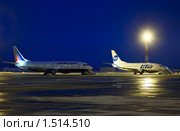 Ночной перрон. Самолет Boeing-737-4Y0  авиакомпании "Трансаэро", Boeing-737-524 авиакомпании "ЮТ-Эйр".  Аэропорт Толмачево, Новосибирск. (2010 год). Редакционное фото, фотограф Игорь Жоров / Фотобанк Лори