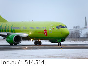 Самолет Boeing 737-83N  авиакомпании S7 выруливает с взлетной полосы после приземления.  Аэропорт Толмачево, Новосибирск. (2010 год). Редакционное фото, фотограф Игорь Жоров / Фотобанк Лори
