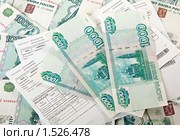 Неоплаченные квитанции на фоне тысячных купюр (2010 год). Редакционное фото, фотограф Юлия Машкова / Фотобанк Лори