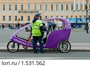 Сотрудник ГИБДД остановил велоповозку на Дворцовой площади (2009 год). Редакционное фото, фотограф Кекяляйнен Андрей / Фотобанк Лори