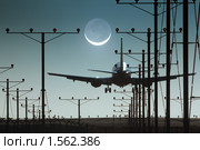 Посадка самолета в аэропорту ночью. Стоковое фото, фотограф Константин Сутягин / Фотобанк Лори