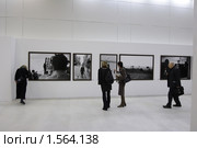 Москва, ЦВЗ "Манеж", открытие Фотобиеннале 2010. Работы Питера Линдберга. Редакционное фото, фотограф Дмитрий Неумоин / Фотобанк Лори