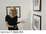 Москва, ЦВЗ "Манеж", открытие Фотобиеннале 2010.  Ольга Свиблова у работ Анри Картье-Брессона. Редакционное фото, фотограф Дмитрий Неумоин / Фотобанк Лори