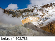 Кратер Мутновского вулкана на Камчатке. Стоковое фото, фотограф Ирина Игумнова / Фотобанк Лори